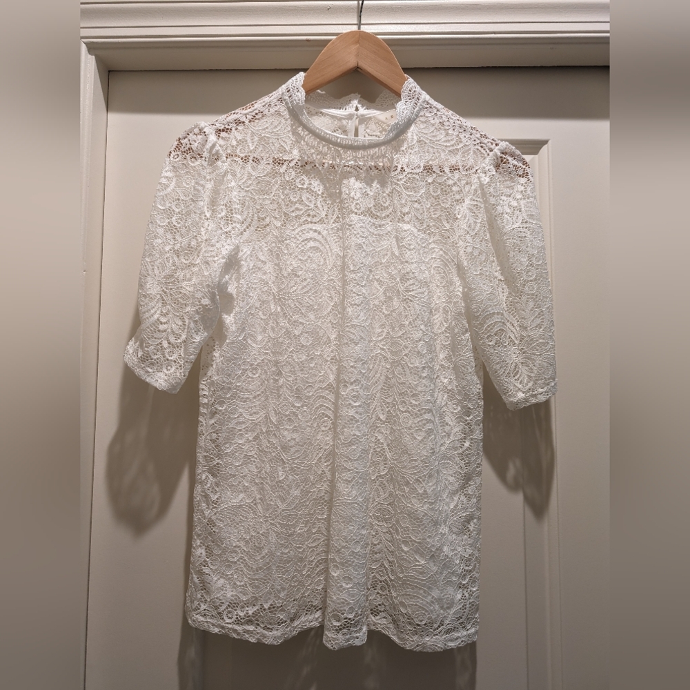 White lace ruffle short sleeve mock neck top sz small